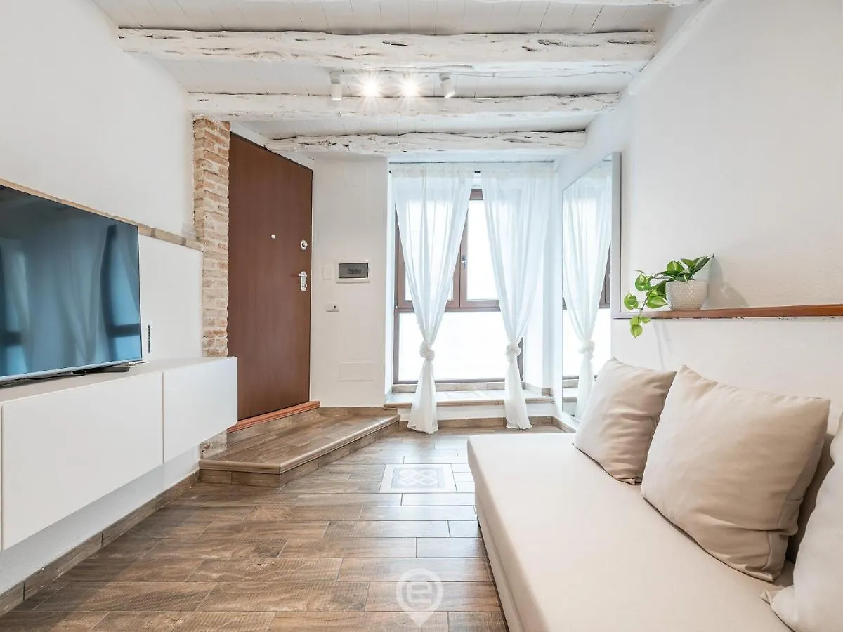 Cosmopolitan Retreat Apartment Cagliari